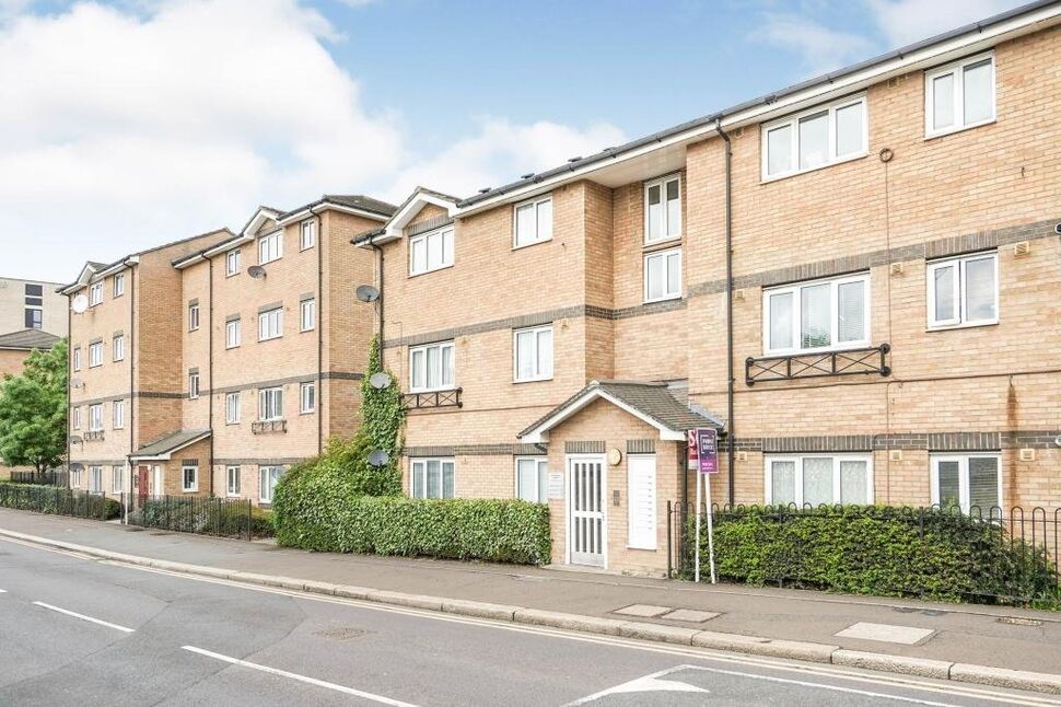 Flat Connaught Road in Greater London