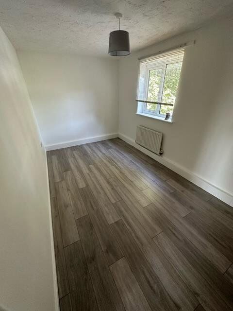 Flat Connaught Road in Greater London