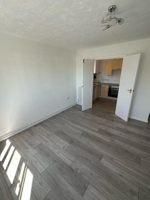 Flat Connaught Road in Greater London