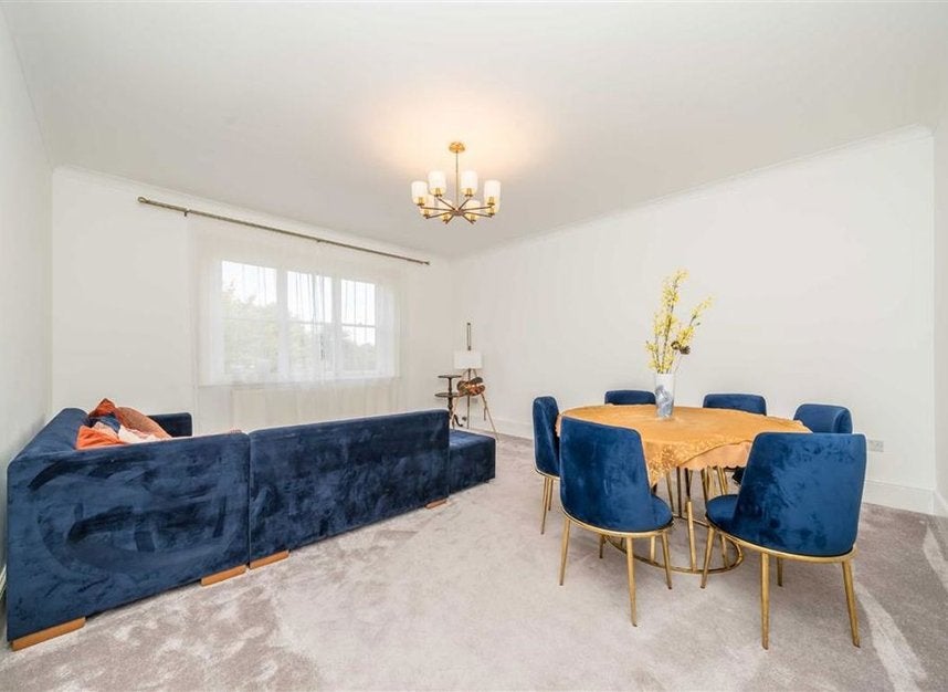 Flat Gloucester Road in Greater London
