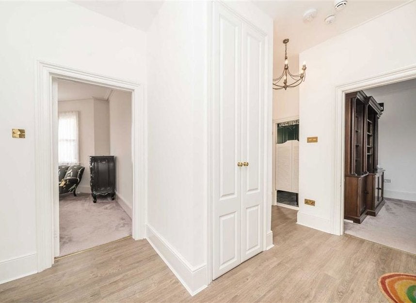 Flat Gloucester Road in Greater London