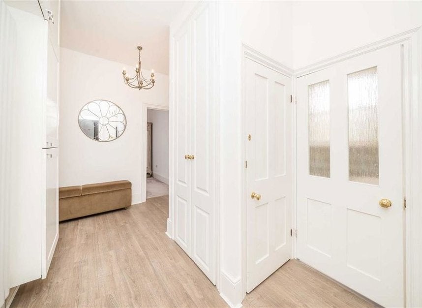Flat Gloucester Road in Greater London