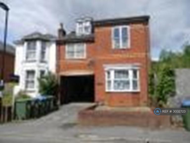 Flat Osborne Road North in Southampton