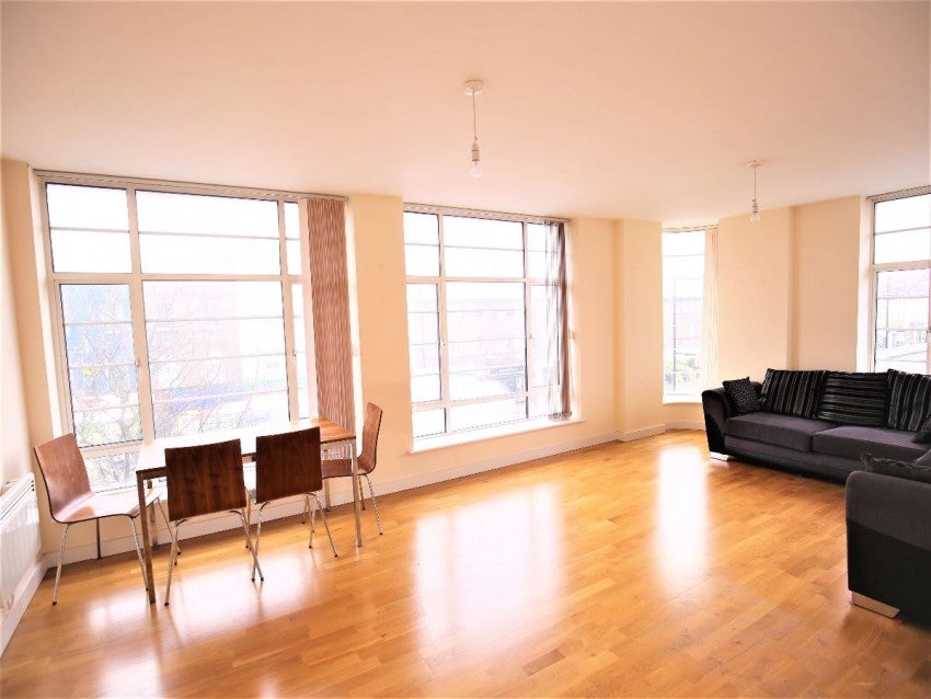 Flat Axminster Road in Greater London