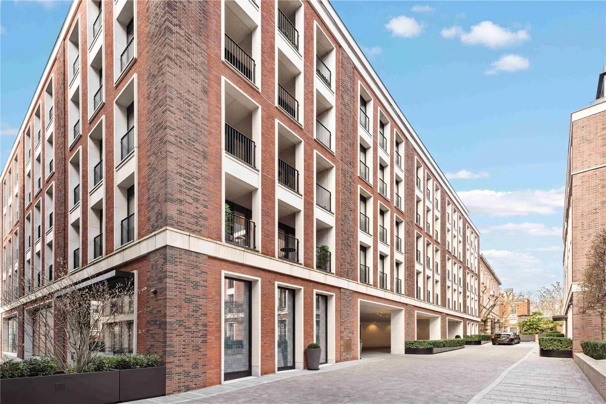 Flat Kensington Church Street in Greater London