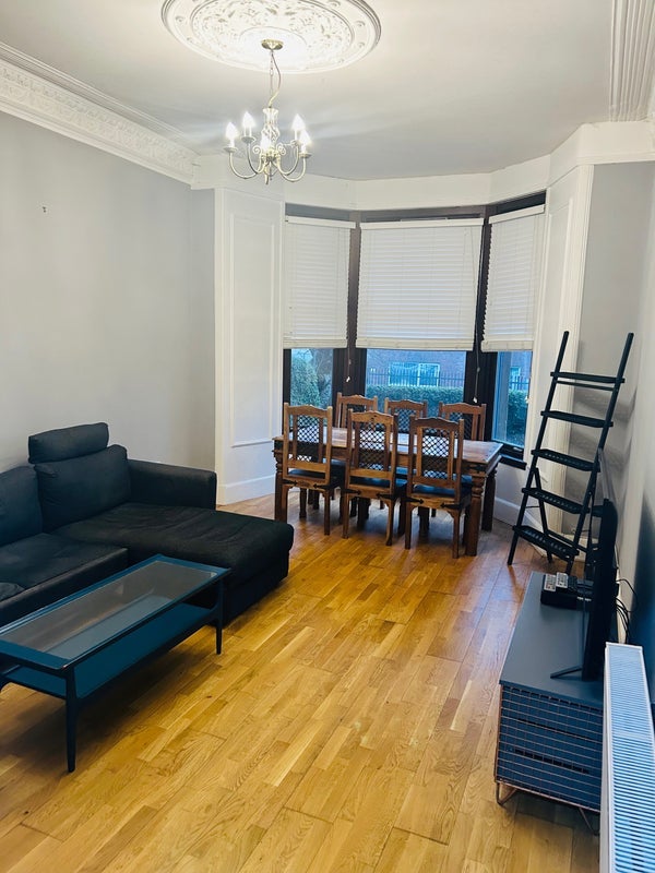 Flat Onslow Drive in Glasgow