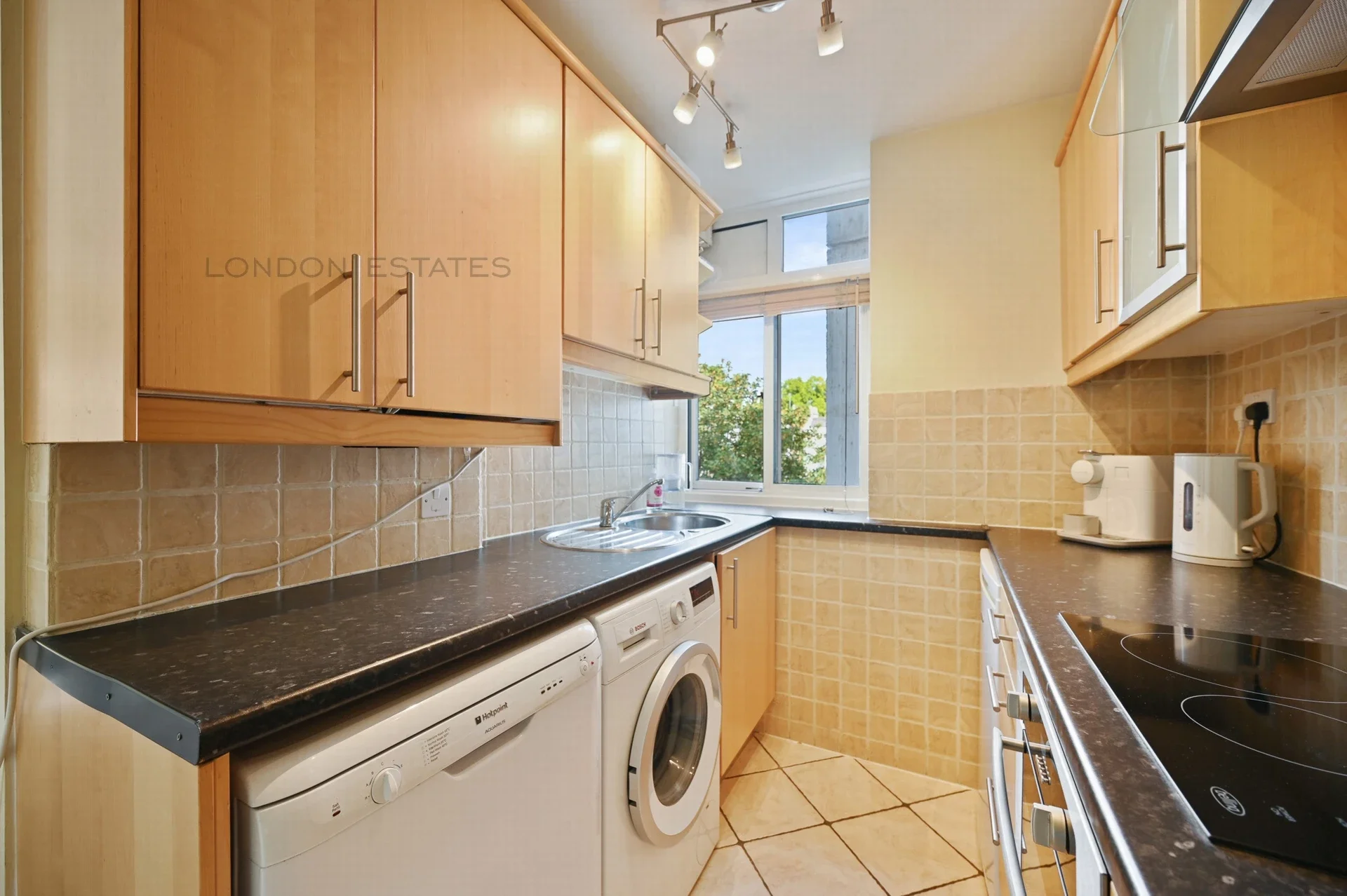 Flat Linden Gardens in Greater London