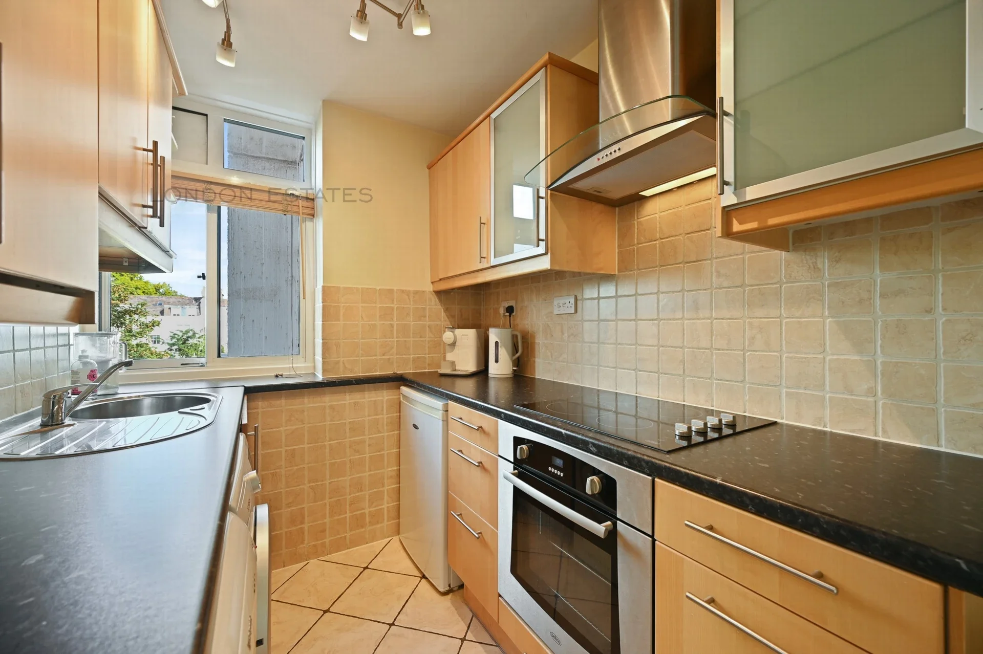 Flat Linden Gardens in Greater London