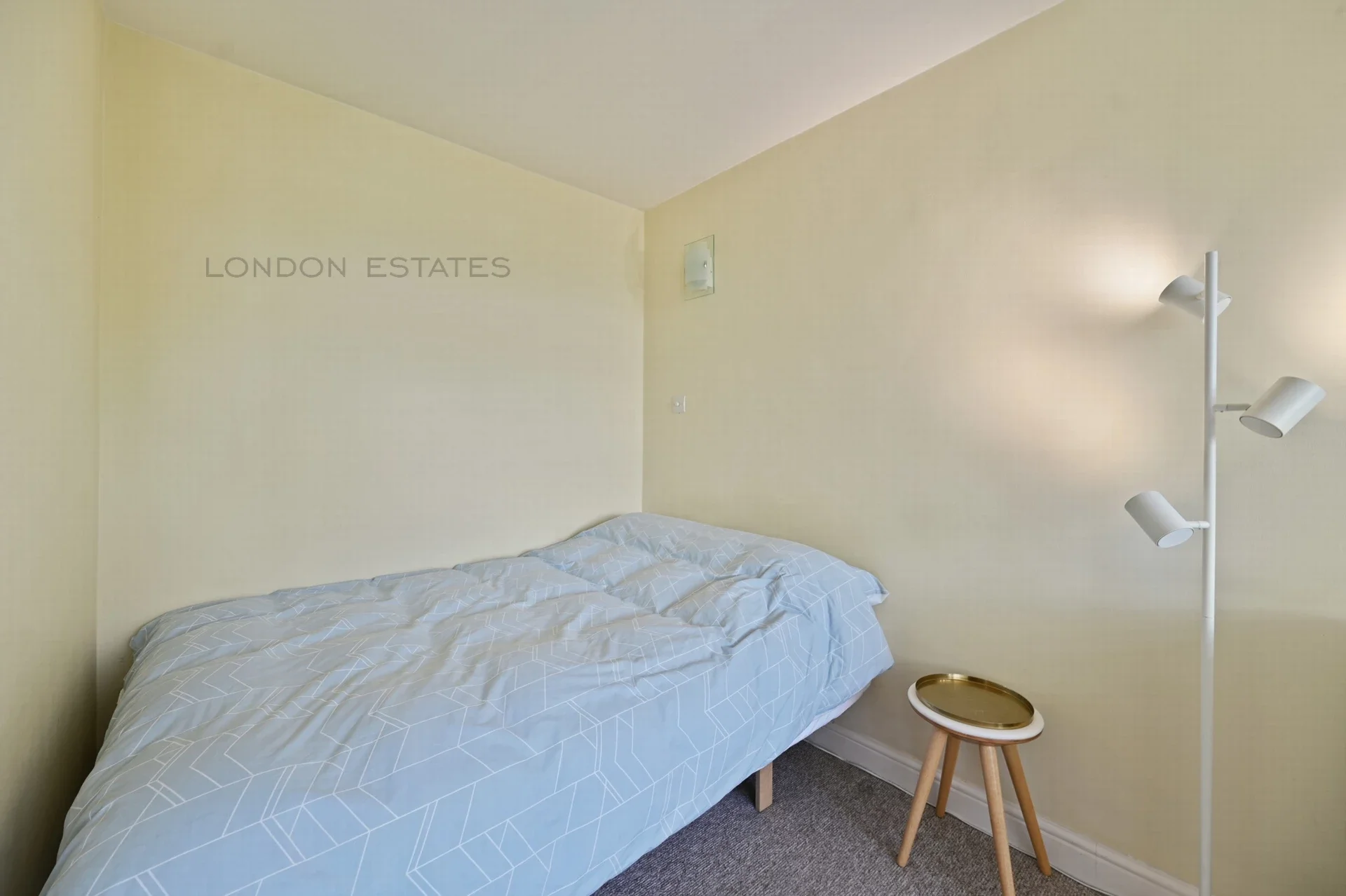 Flat Linden Gardens in Greater London