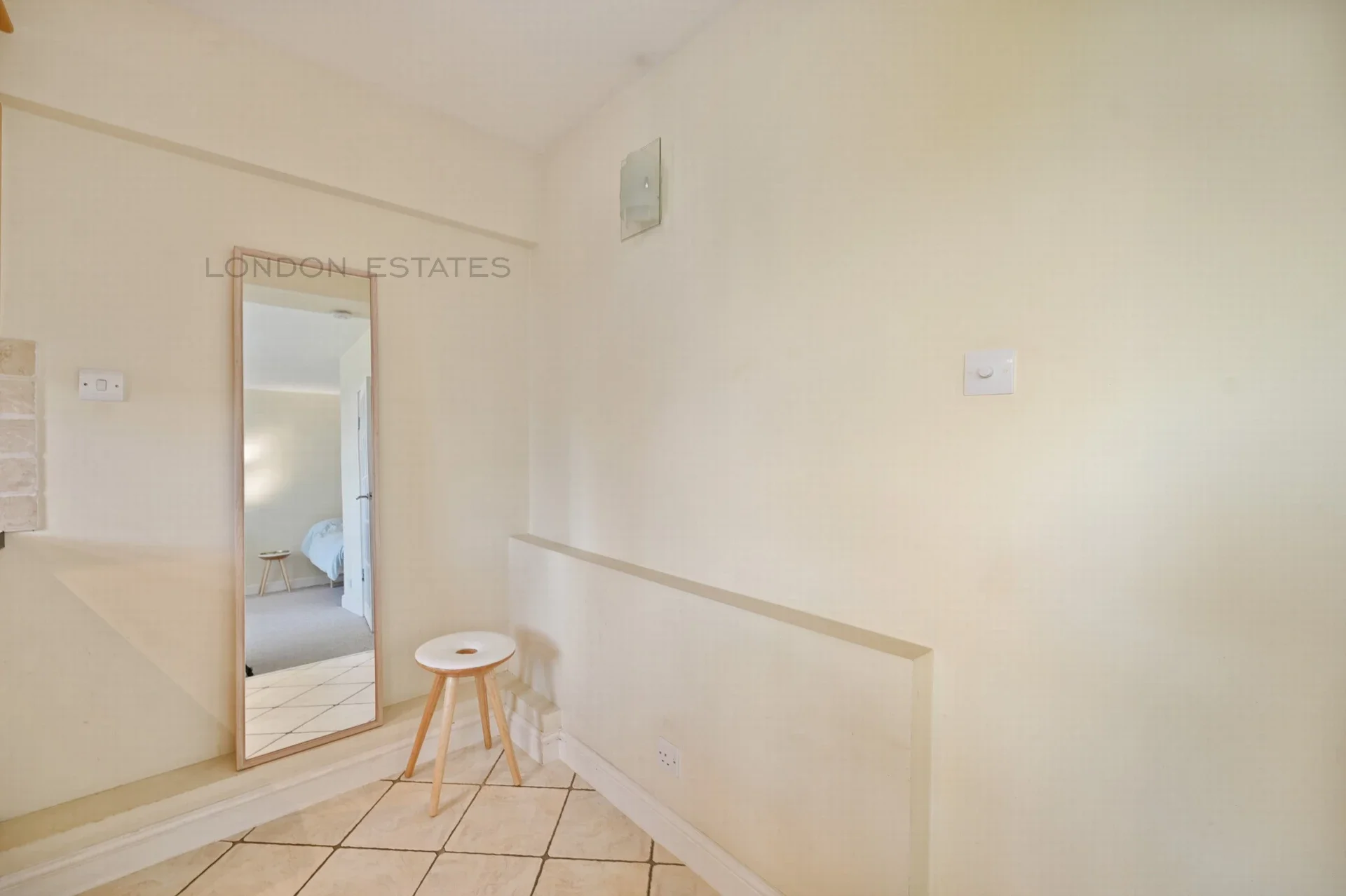 Flat Linden Gardens in Greater London