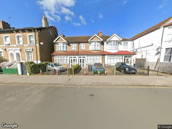Flat Fernham Road in Greater London