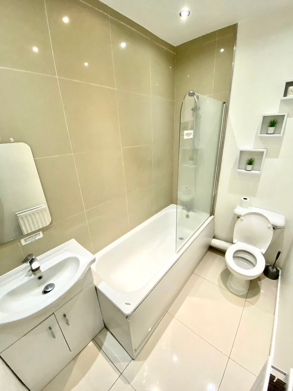 Room Farmer Road in Greater London
