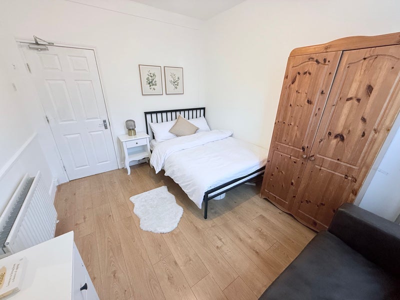 Room Farmer Road in Greater London