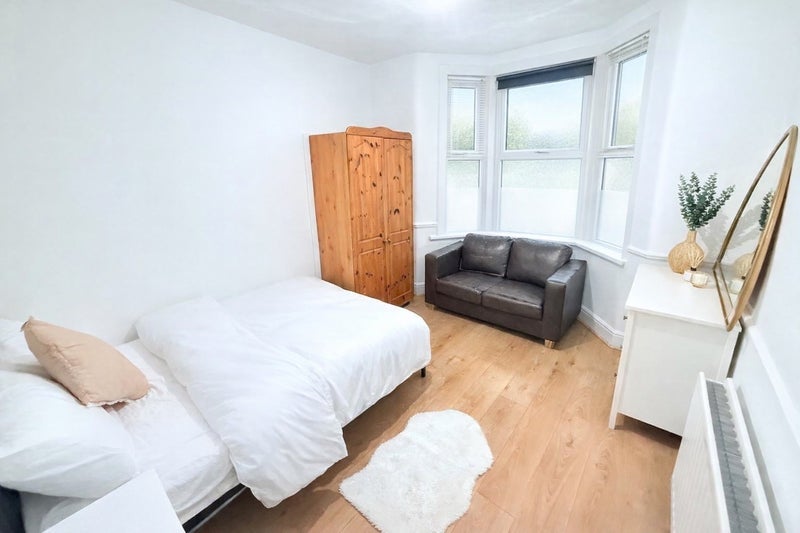 Room Farmer Road in Greater London