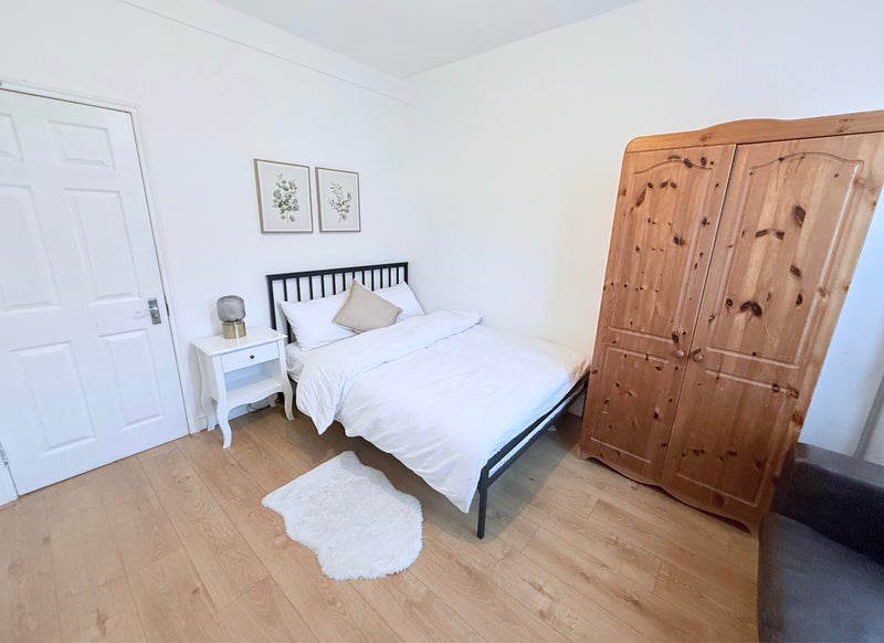 Room Farmer Road in Greater London