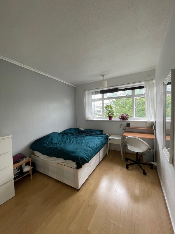 Room Churchill Gardens Road in City of Westminster