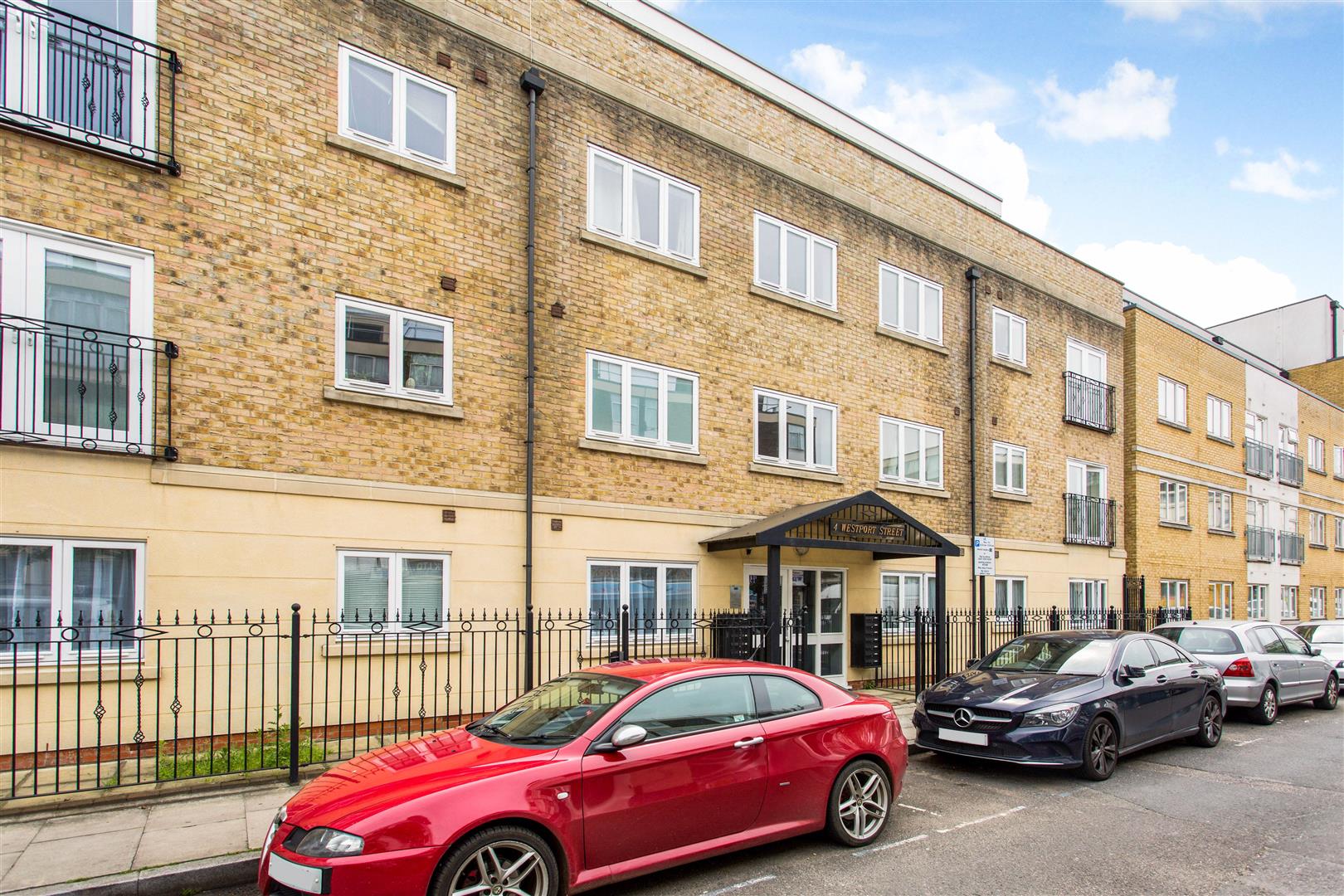 Flat Mile End Road in Greater London