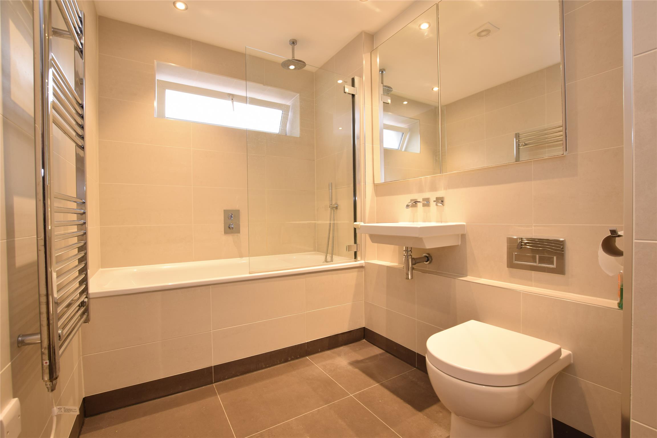 Flat Knoll Rise in Greater London