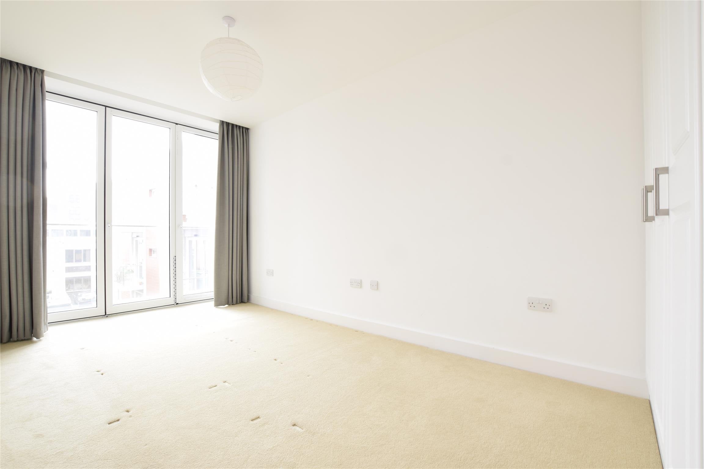 Flat Knoll Rise in Greater London