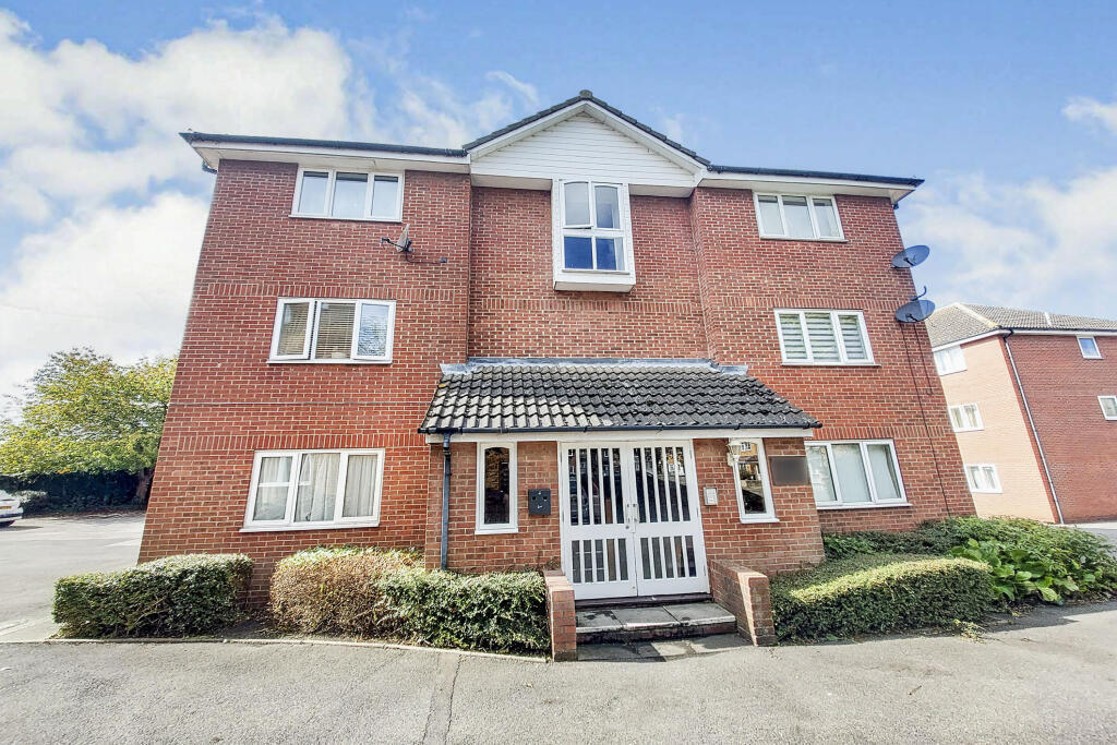 Flat Flamborough Close in Peterborough