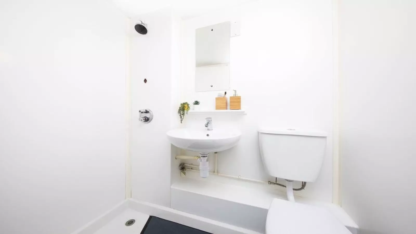Flat Nicholas Road in Greater London