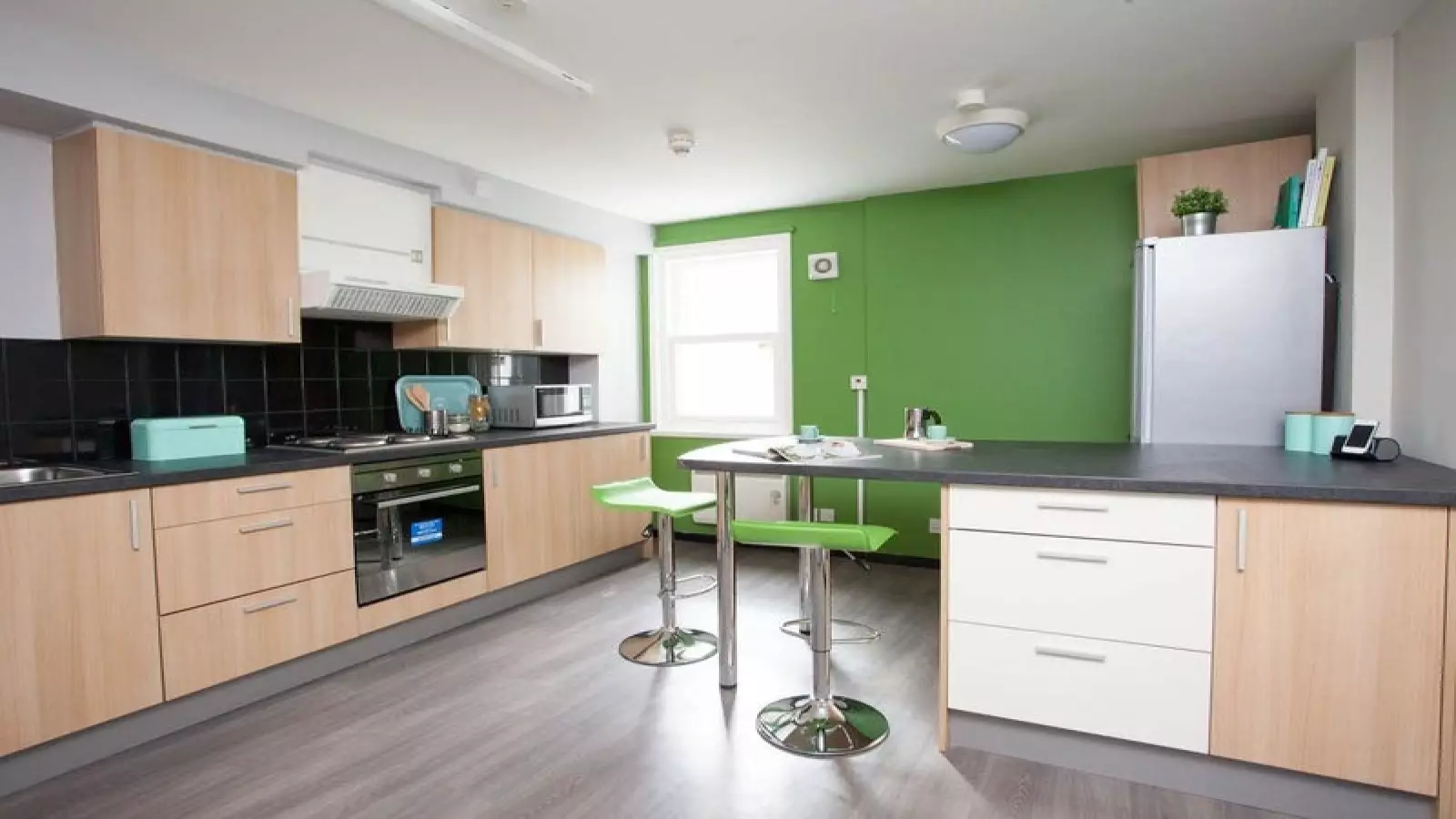 Flat Nicholas Road in Greater London