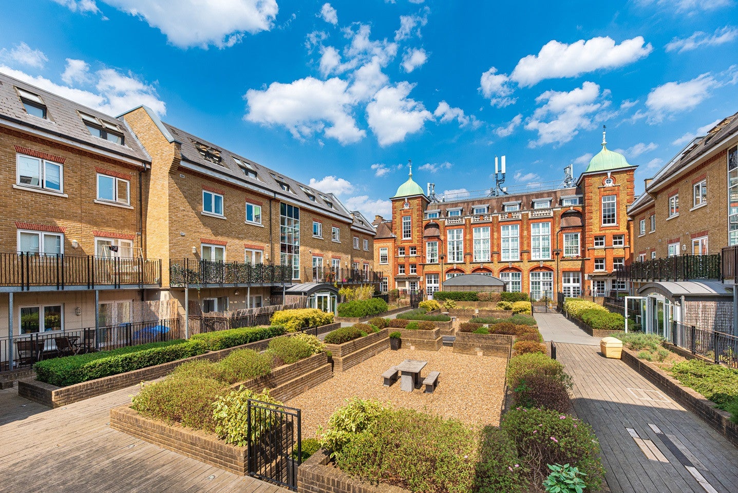 Flat Garratt Lane in Greater London