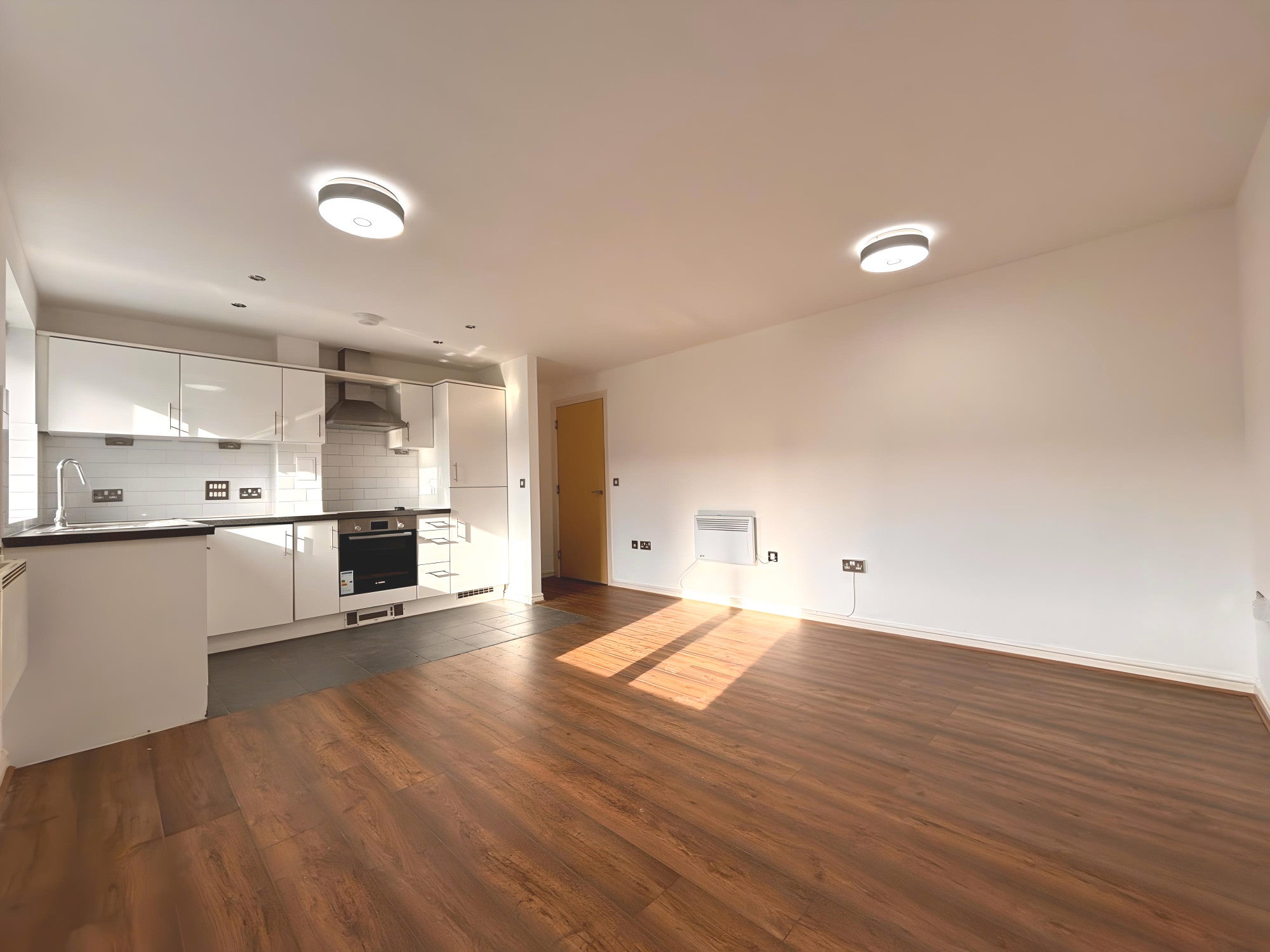 Flat Garratt Lane in Greater London