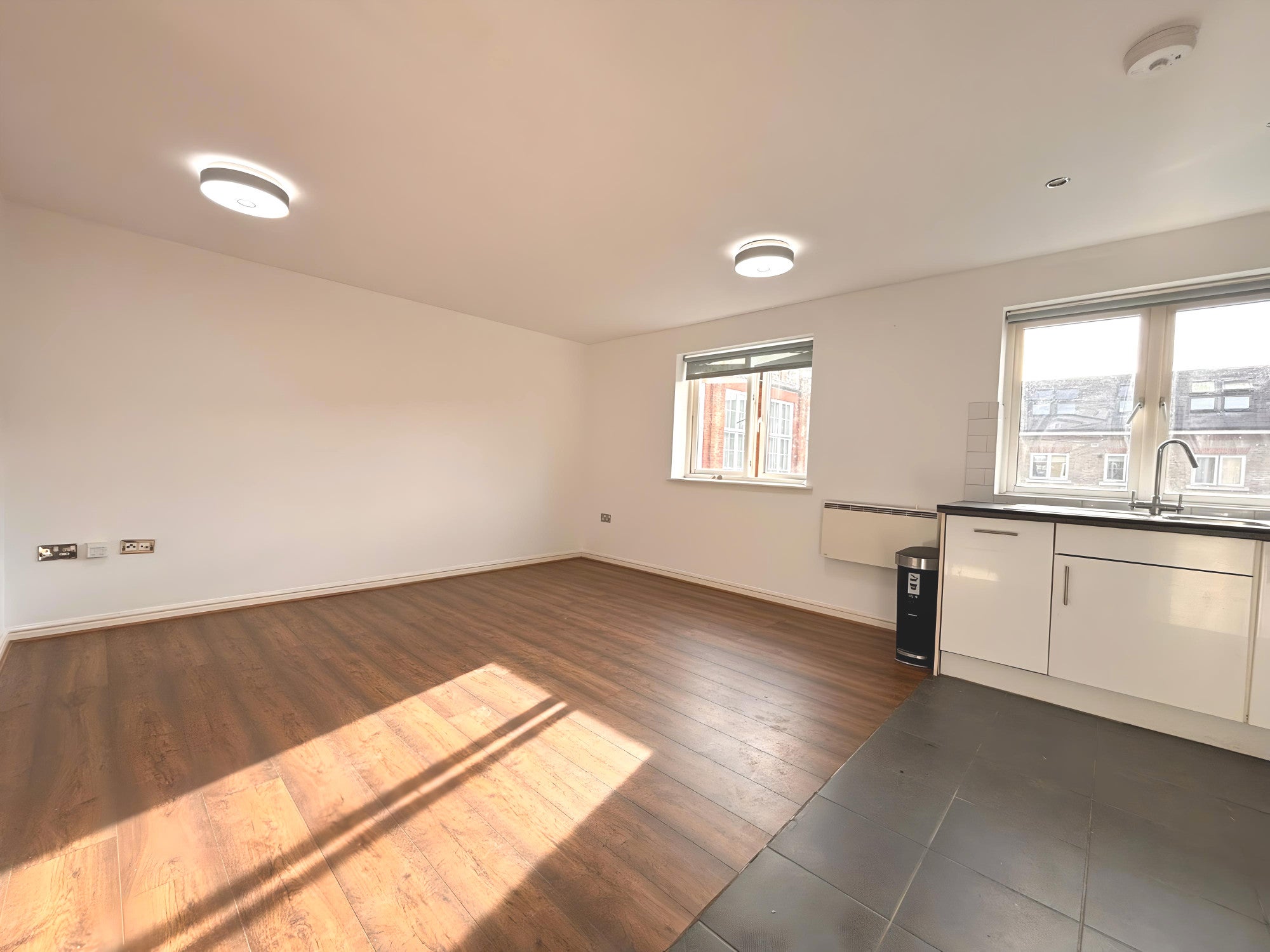 Flat Garratt Lane in Greater London
