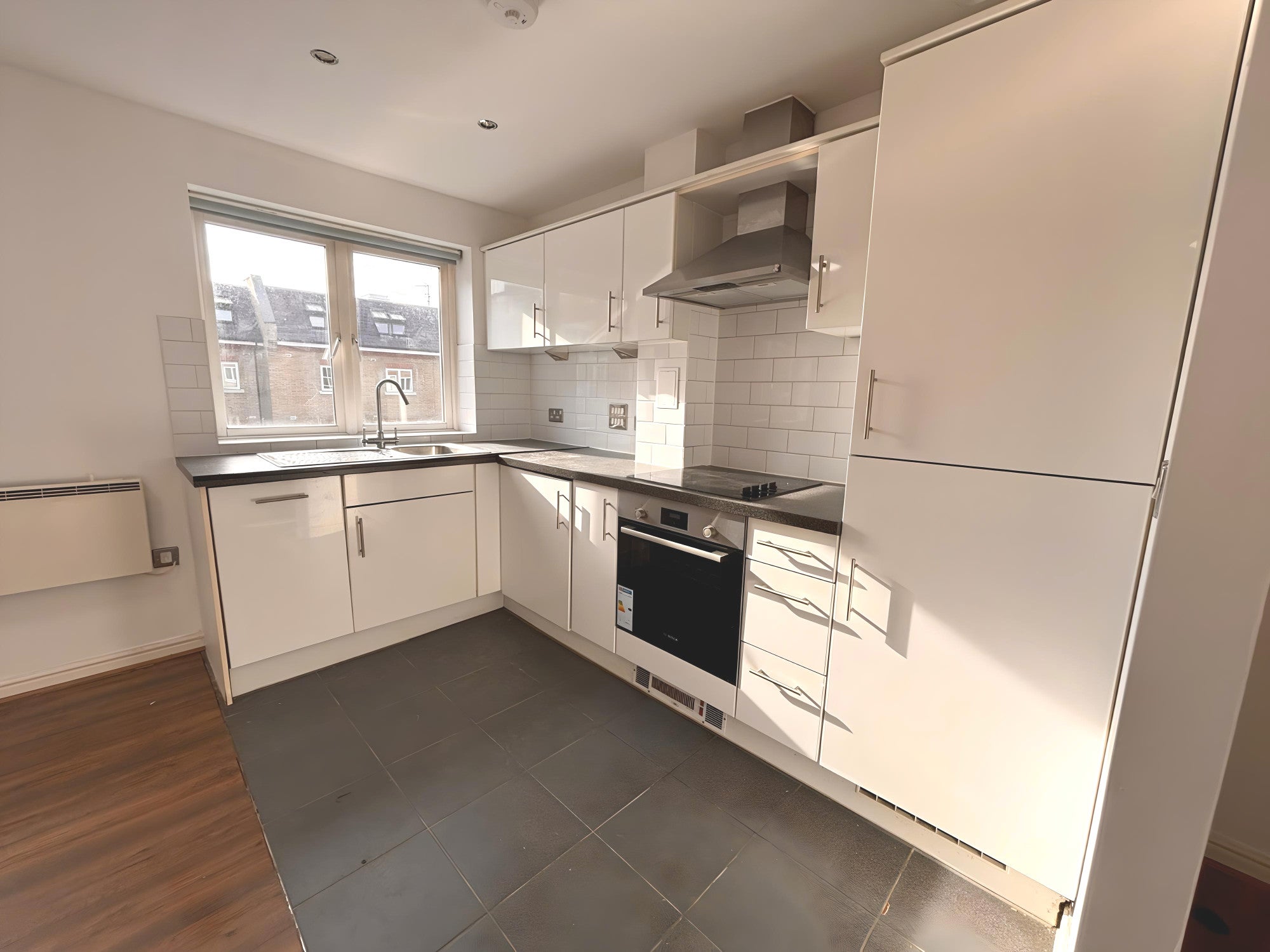 Flat Garratt Lane in Greater London