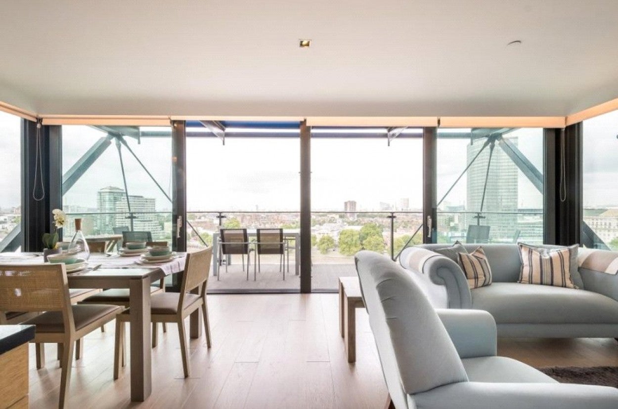 Flat Albert Embankment in Greater London