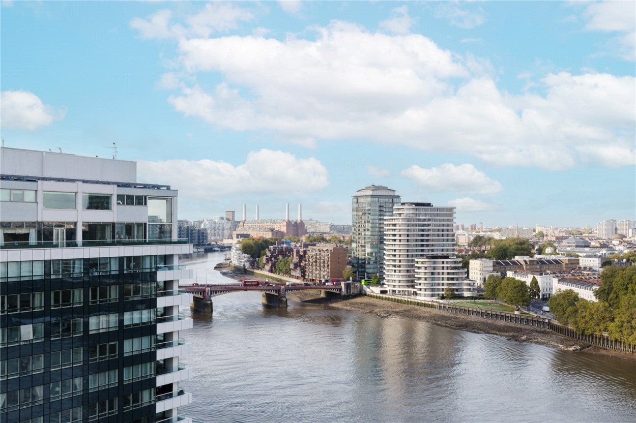 Flat Albert Embankment in Greater London