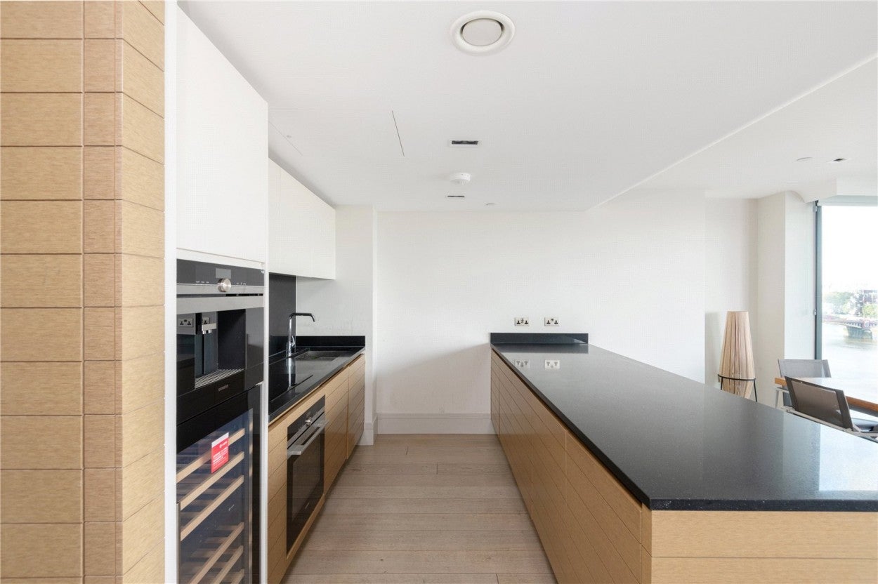 Flat Albert Embankment in Greater London