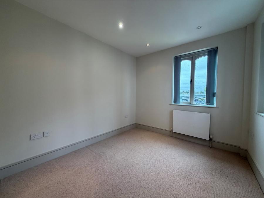Flat Thames Side in Greater London