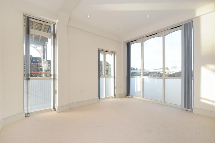 Flat Thames Side in Greater London
