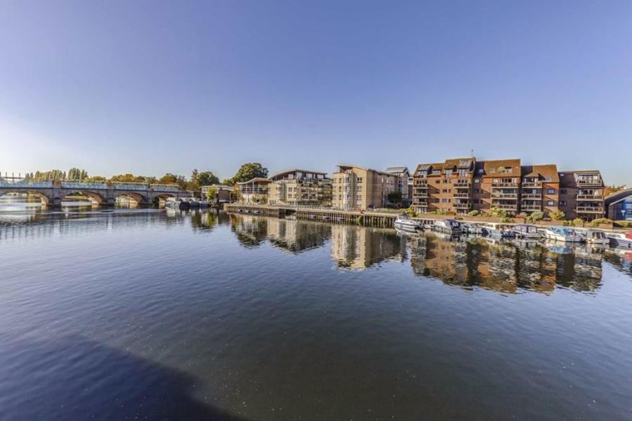 Flat Thames Side in Greater London
