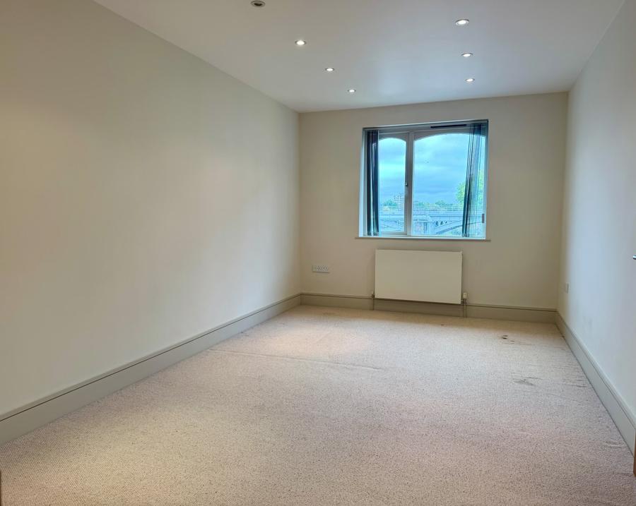 Flat Thames Side in Greater London