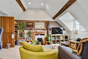Flat Holywell Hill in Worcester