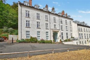 Flat Holywell Hill in Worcester