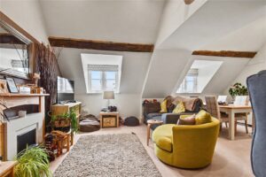 Flat Holywell Hill in Worcester