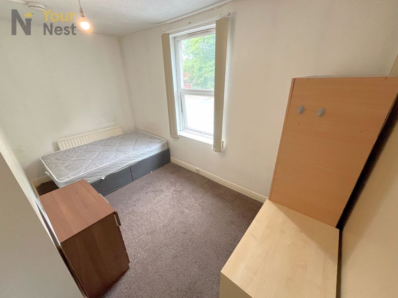 Room Westfield Avenue in Leeds