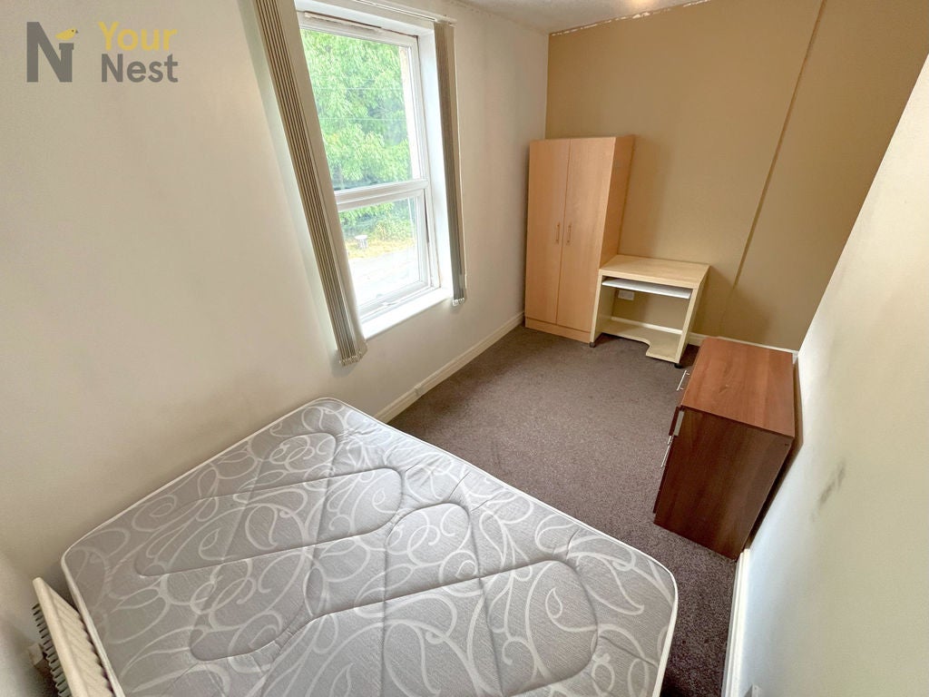 Room Westfield Avenue in Leeds