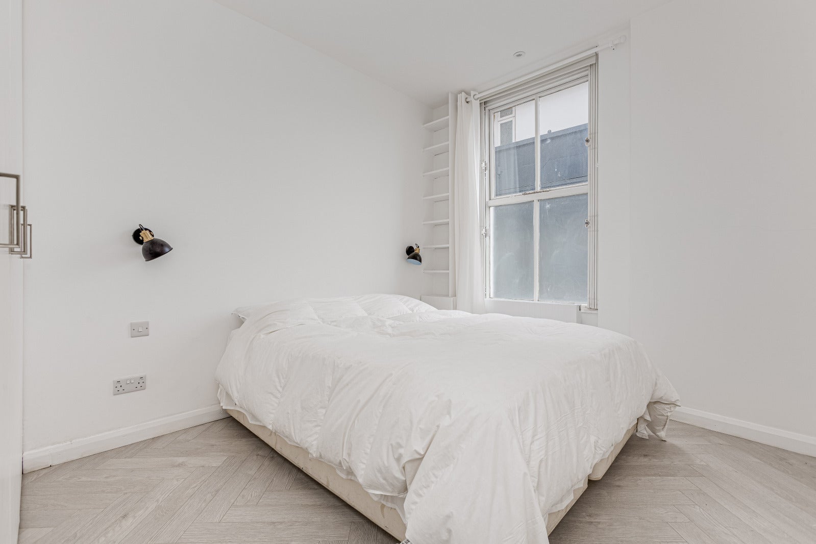 Flat Dawes Road in Greater London