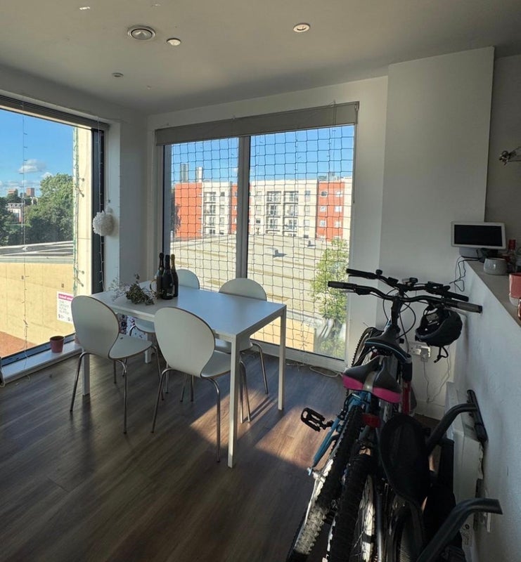 Room Elmira Way in Salford