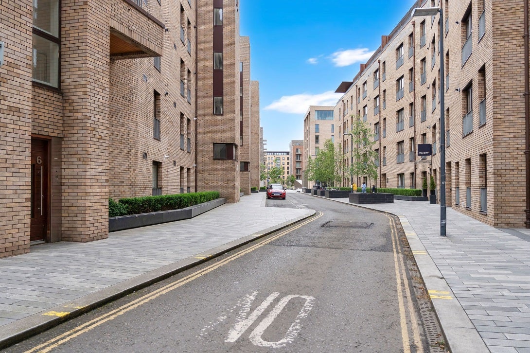 Flat Brandfield Street in City of Edinburgh