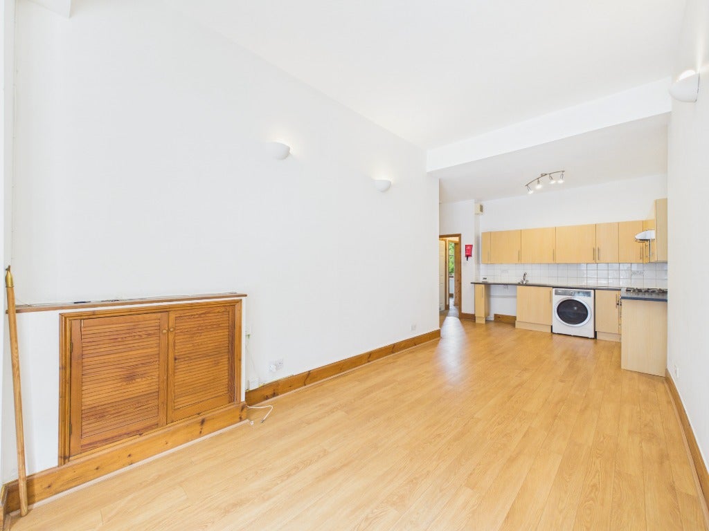 Flat Restalrig Road in City of Edinburgh