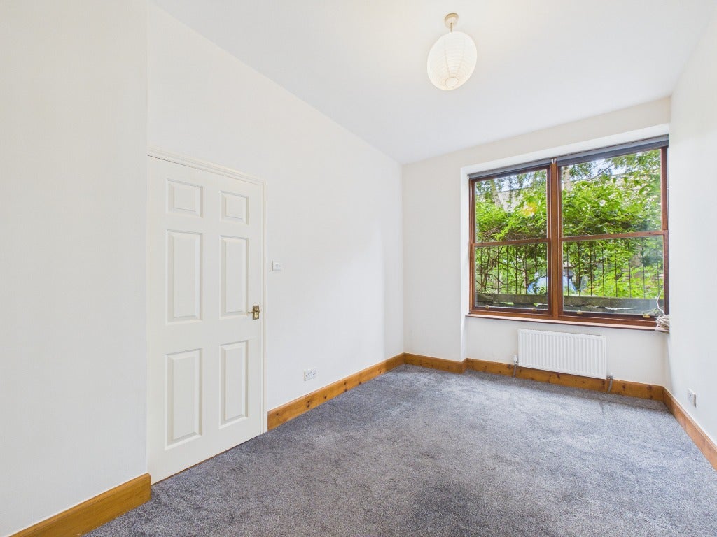 Flat Restalrig Road in City of Edinburgh