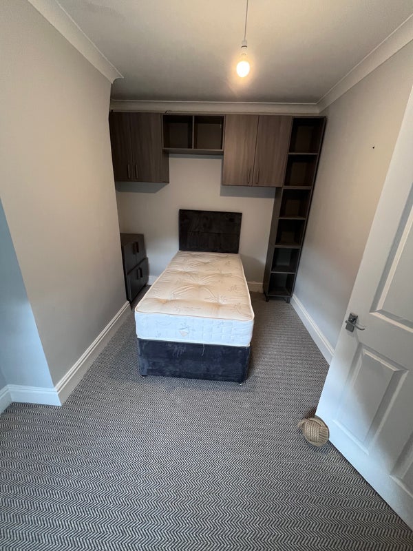 Room Eastdale Road in Liverpool