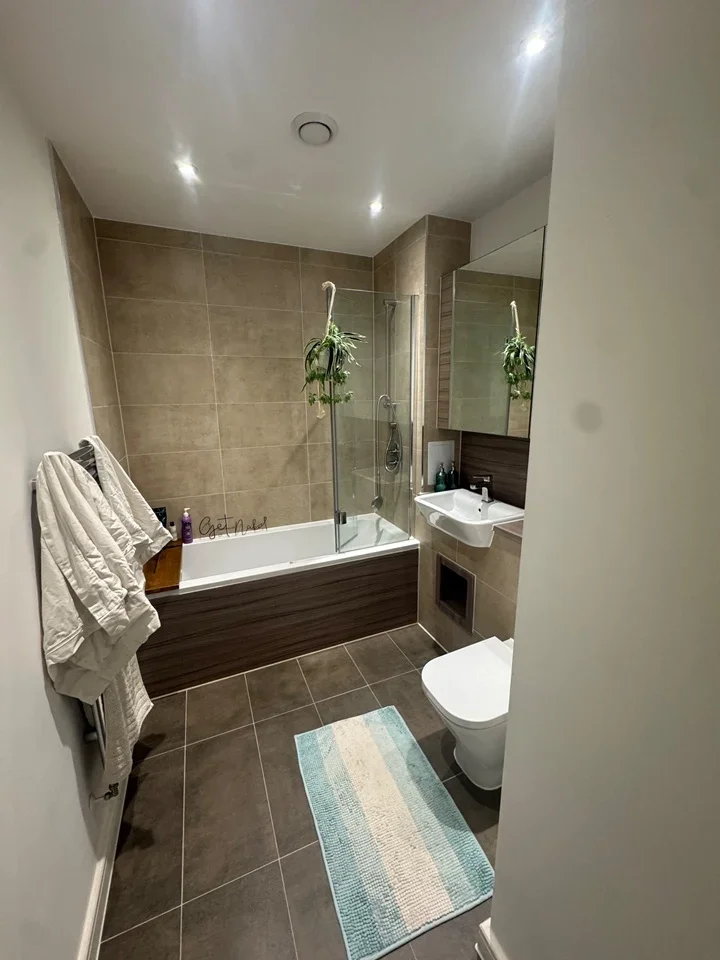 Room Fairmont Road in Greater London