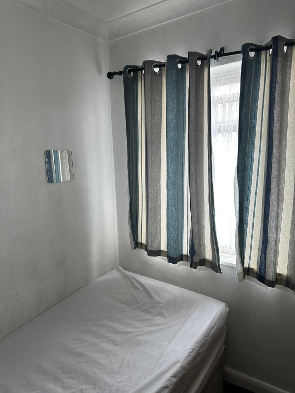 Room Shirley Grove in Greater London
